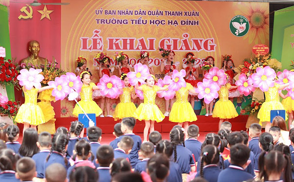 Lễ khai giảng Trường tiểu học Hạ Đình - Hà Nội tưng bừng, rực rỡ - Ảnh: Lam Thanh 