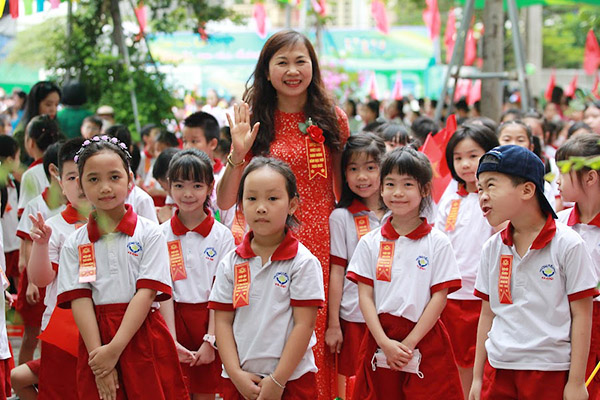 Niềm vui của cô và trò trong ngày khai gảng năm học mới - Ảnh: Lam Thanh