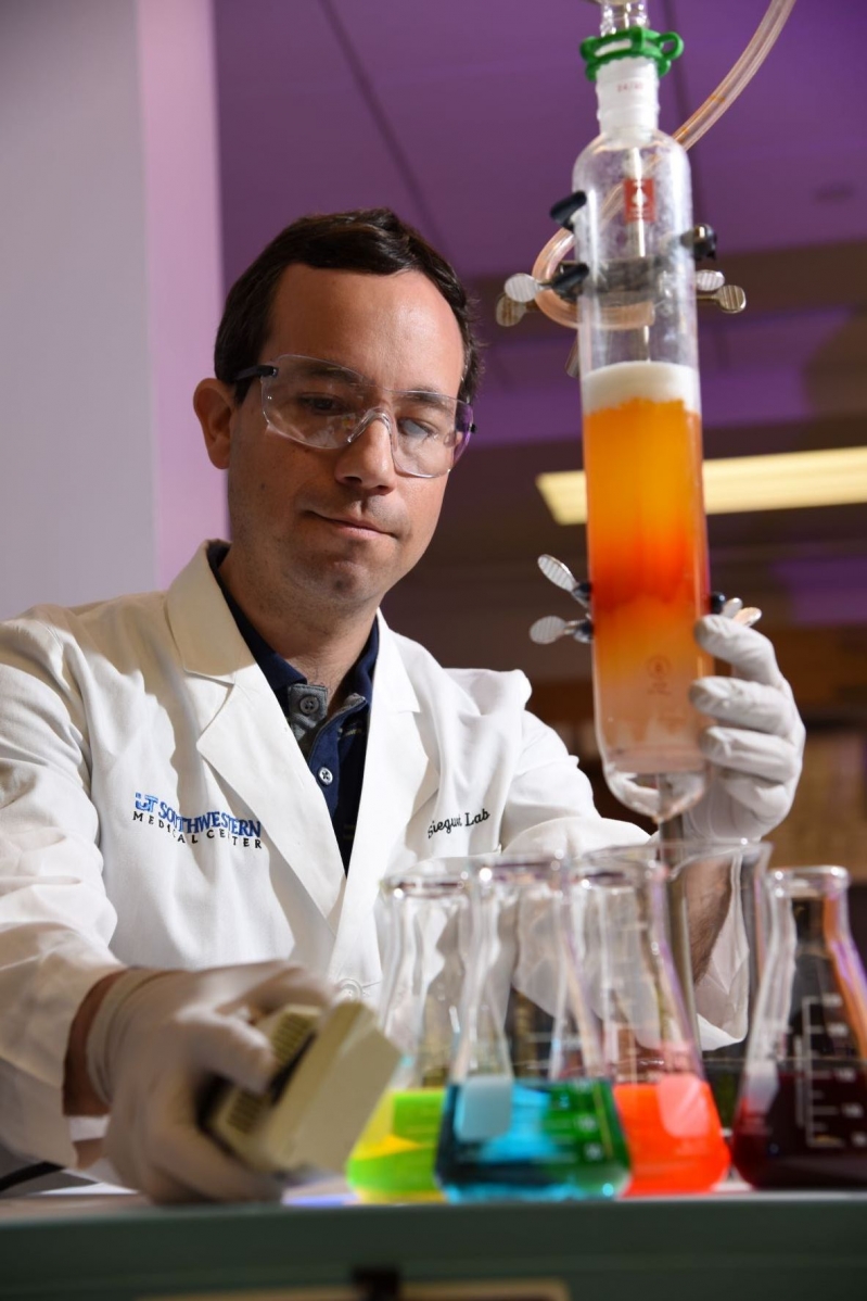 Tiến sĩ Daniel Siegwart đang Nghiên cứu trong phòng thí nghiệm trường Đại học Southwestern ở Texas (Mỹ) - Ảnh: Eurekalert