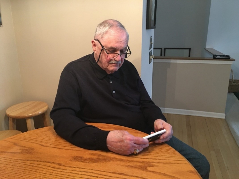 Một người đàn ông dùng ứng dụng KardiaMobile để kiểm tra lịch sử nhịp tim và dấu hiệu của rối loạn nhịp tim - Ảnh: GE Healthcare