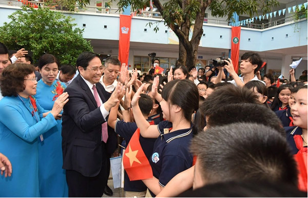 Thủ tướng Chính phủ Phạm Minh Chính tham dự lễ khai giảng năm học mới tại Trường tiểu học Đoàn Thị Điểm - Ảnh: Dantri
