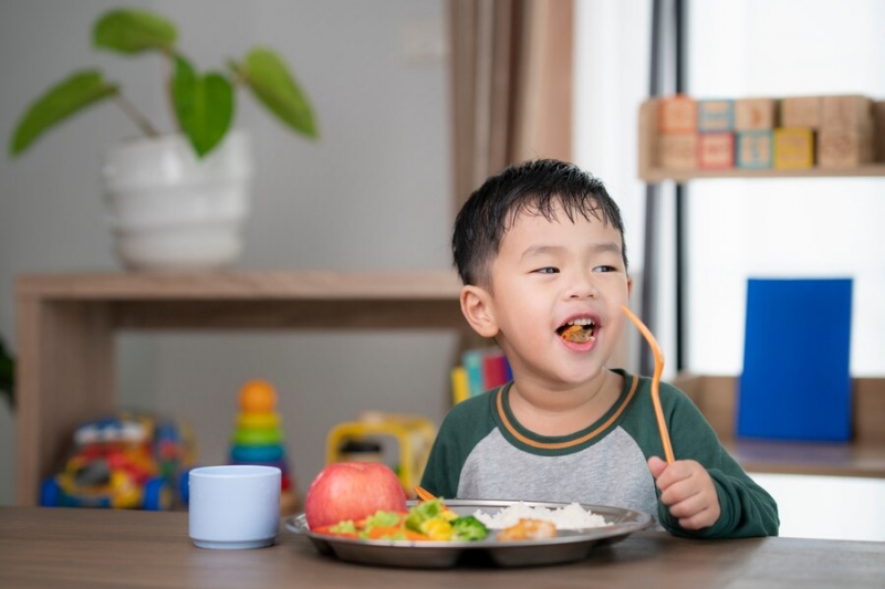 Nếu lo trẻ biếng ăn khi tham gia bán trú, cha mẹ cần dạy con xúc ăn thuần thục
