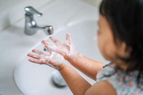 Tạo thói quen rửa tay cho trẻ để phòng bệnh hiệu quả - Ảnh: Wirestock 