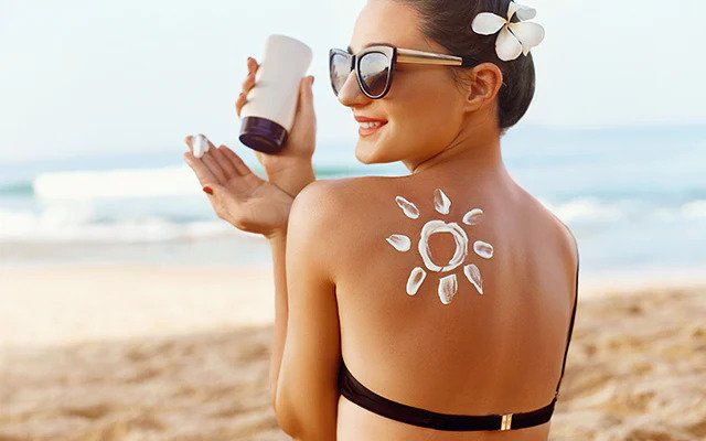 Thoa kem chống nắng đều đặn để ngăn chặn tác động xấu của tia UV