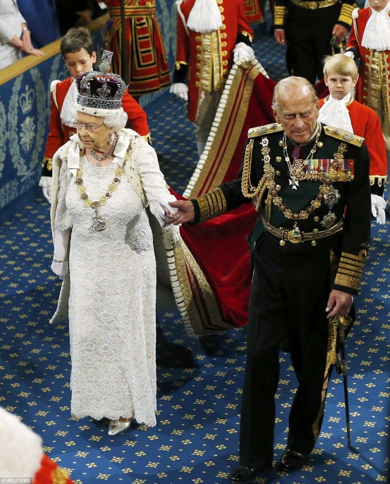 Nữ hoàng Anh cùng chồng là Hoàng thân Philip trong Lễ khai mạc quốc hội năm 2015, khi bà 89 tuổi - Ảnh: Reuters