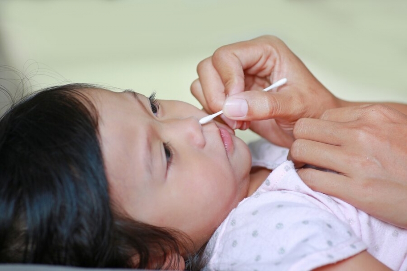 Cha mẹ nên giúp trẻ làm sạch chất nhầy và gỉ mũi, giảm hiện tượng ngoáy mũi