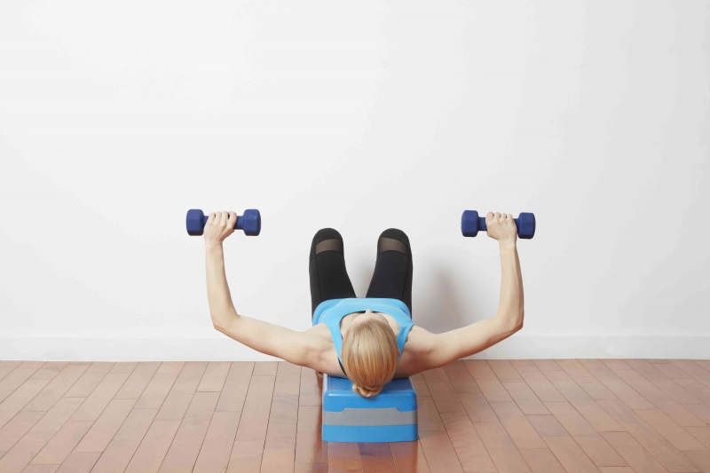 Một cặp tạ đơn giúp bạn thực hiện nhiều bài tập tăng cơ bắp ngay tại nhà