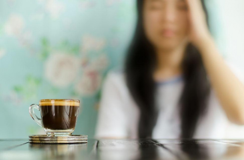 Người bị đau đầu do thay đổi thời tiết cần thận trọng khi dùng đồ uống chứa caffeine