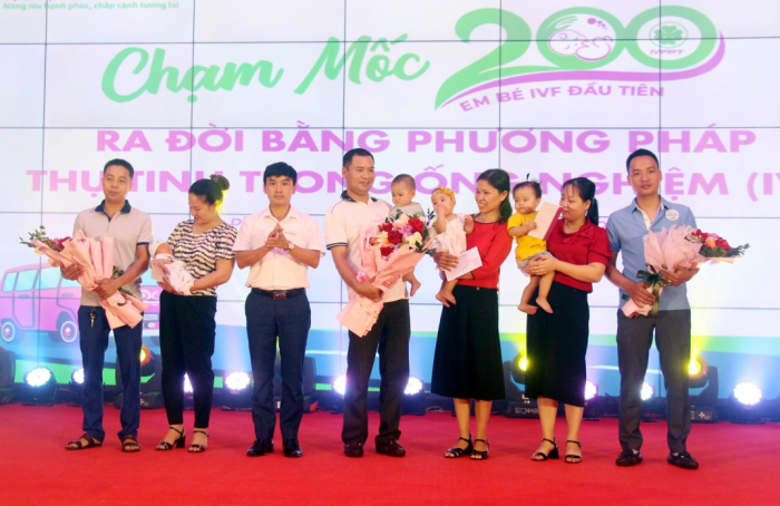 Bệnh viện Sản Nhi Phú Thọ trao quà cho các gia đình hiếm muộn đã thực hiện thành công IVF tại bệnh viện - Ảnh: Cổng thông tin điện tử Phú Thọ 