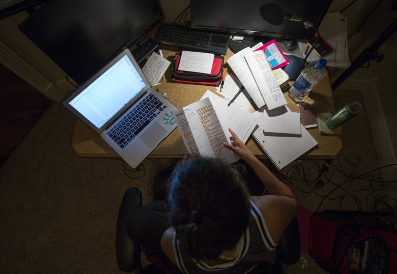 Thức khuya liên tục ảnh hưởng nghiêm trọng đến thể chất và tinh thần của sinh viên