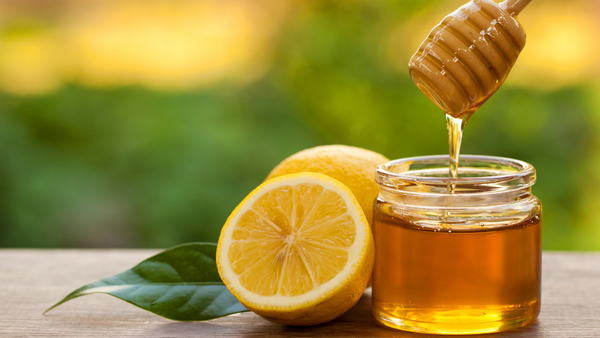 Uống nước chanh mật ong giúp trị khàn tiếng 