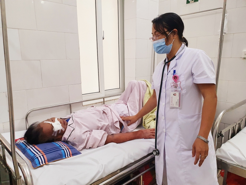 Bệnh nhân bị nhiễm nấm đen gây nhiễm trùng toàn bộ vùng xoang và mắt được điều trị tại Trung tâm Bệnh nhiệt đới (BV Bạch Mai) - Ảnh: BVCC