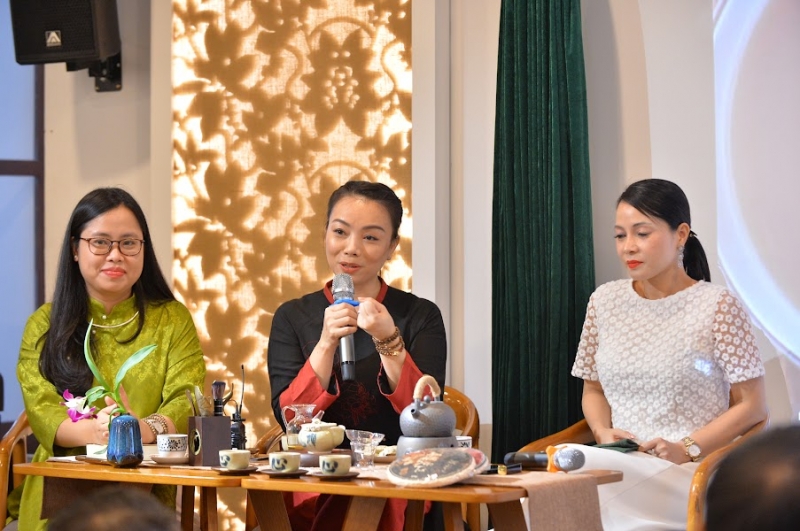 Chị Ngô Thị Thúy Hà (chính giữa) chia sẻ về quá trình khôi phục dòng trà Mạn Hảo tại buổi đối thoại