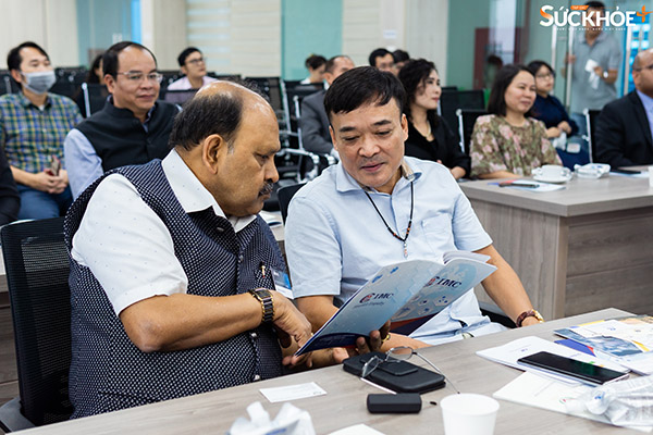 Phó Chủ tịch Hiệp hội Thực phẩm chức năng Việt Nam Nguyễn Xuân Hoàng (phải) chia sẻ thông tin với đại diện của Ấn Độ.