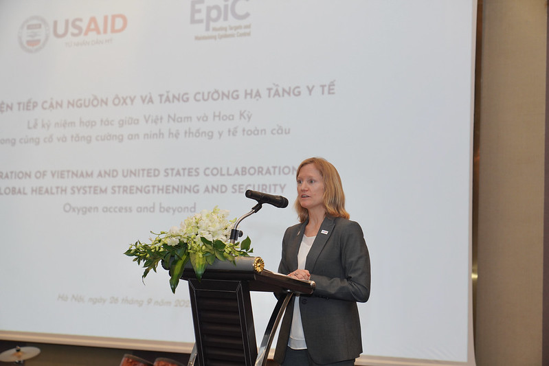 Giám đốc Quốc gia USAID Việt Nam Aler Grubbs phát biểu tại lễ khởi động việc tài trợ thêm 10 hệ thống oxy lỏng mới cho các bệnh viện Việt Nam - Ảnh: USAID
