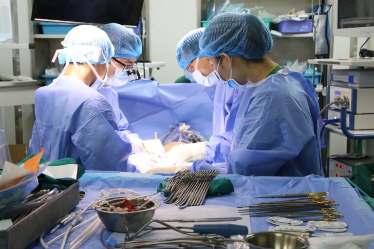 Ekip phẫu thuật nội soi hoàn toàn vá lỗ thông liên nhĩ cho người bệnh - Bệnh viện Đa khoa tỉnh Phú Thọ