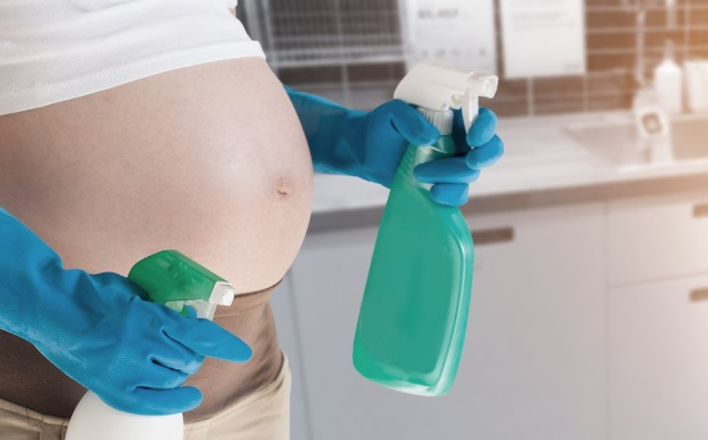 Phụ nữ mang thai không nên tiếp xúc trực tiếp với hóa chất tẩy rửa mạnh