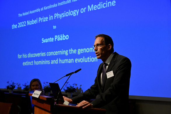 Thư ký Hội đồng Nobel và Ủy ban Nobel Thomas Perlmann công bố giải Nobel Y sinh 2022 thuộc về Svante Paabo tại Viện Karolinska ở Stockholm, Thụy Điển, ngày 3/10 - Ảnh: Reuters