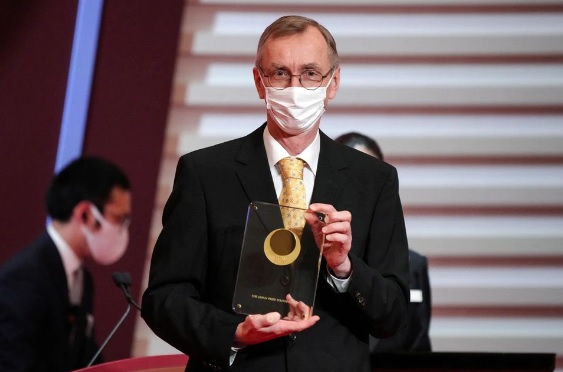 Nhà di truyền học Thụy Điển Svante Paabo trong lễ trao Giải thưởng Nhật Bản (Japan Prize) vào tháng 4/2022 tại Tokyo, Nhật Bản - Ảnh: Reuters