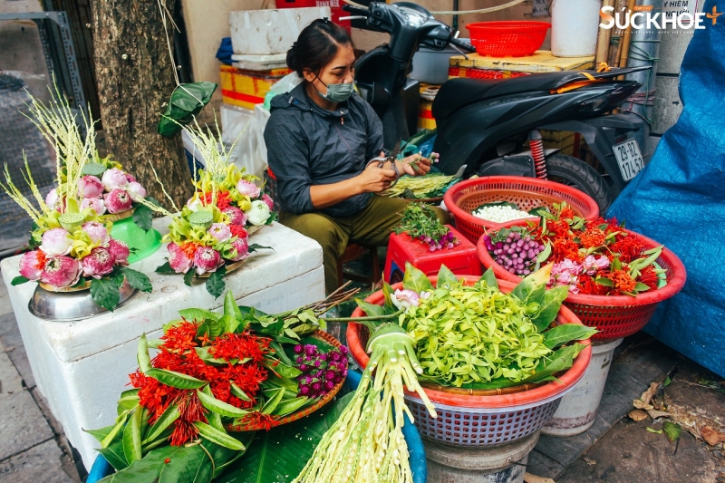 Đều đặn mỗi ngày, gánh hoa mở bán từ khoảng 6h30 phút sáng đến 5 giờ chiều - Ảnh: Việt An/sức khỏe+