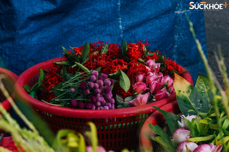 Hoa dâng hương không cầu kỳ mà thường mùa nào thức nấy - Ảnh: Việt An/sức khỏe+