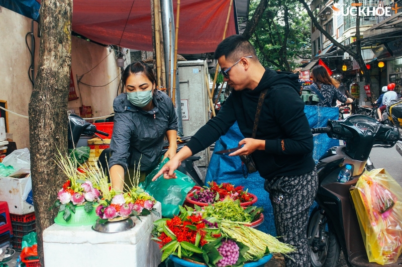 Đâu đó hoa truyền thống vẫn nhận được sự yêu thích của những người trẻ bên cạnh người nhiều tuổi - Ảnh: Việt An/sức khỏe+
