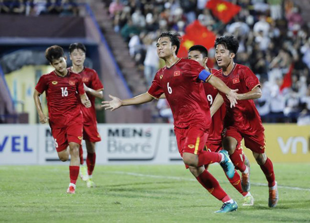 Niềm vui của Công Phương và đồng đội khi vượt lên dẫn trước U17 Thái Lan - Ảnh: VFF