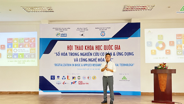 Tổng Giám đốc Vina-Link Group Nguyễn Đức Anh chia sẻ trong hội thảo về công nghệ chuyển đổi số