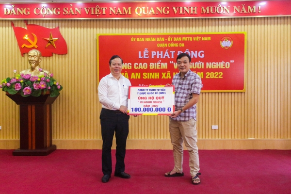Chủ tịch IMC - Nguyễn Xuân Hoàng (bên phải) trao 100 triệu ủng hộ Quỹ “Vì người nghèo” năm 2022.