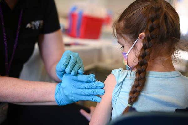 Mỹ phê duyệt tiêm vaccine phòng biến thể BA.5 như mũi tăng cường cho trẻ từ 5 tuổi trở lên