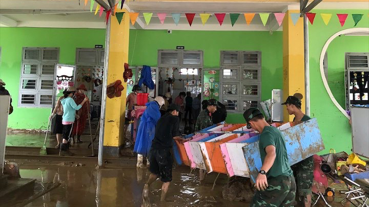 Các lực lượng dọn vệ sinh tại điểm trường học bị ngập úng tại Đà Nẵng - Ảnh: Cổng thông tin điện tử TP Đà Nẵng