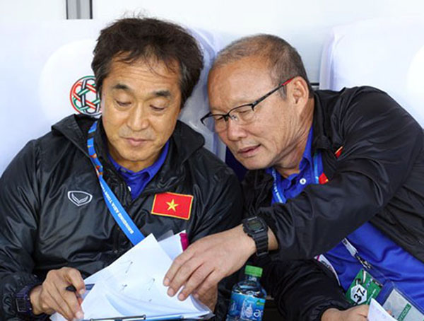 Trợ lý Lee Young-jin (trái) được cho là sự thay thế thích hợp nhất cho HLV Park Hang-seo lúc này - Ảnh: vnexpress