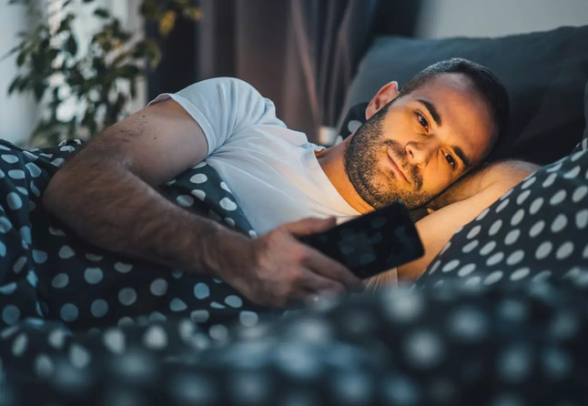 Để tăng cường thời gian và chất lượng giấc ngủ, không nên sử dụng điện thoại trước khi ngủ