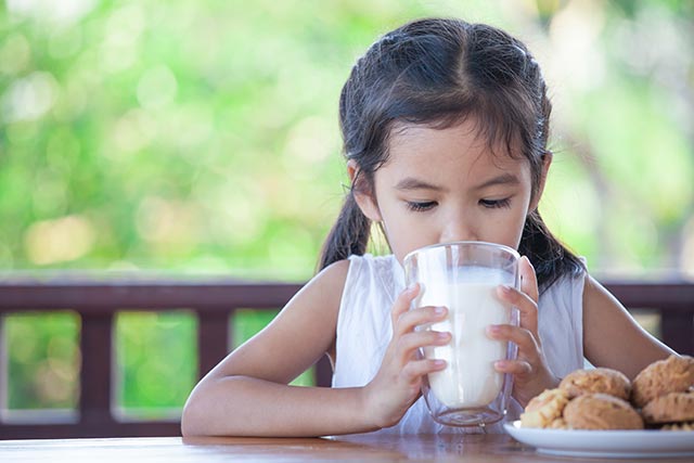Sữa nguyên chất bổ sung những dưỡng chất cần thiết cho xương của trẻ