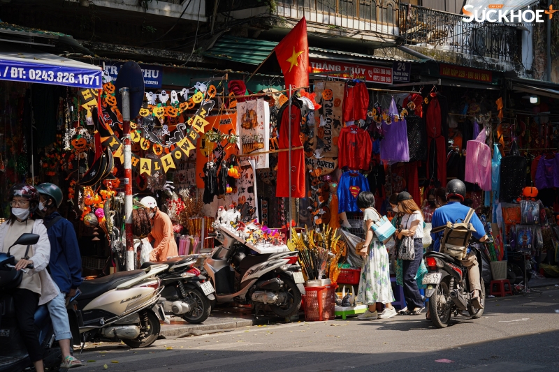 Tuy chưa phải cuối tuần nhưng con phố Hàng Mã luôn nhộn nhịp khách qua - Ảnh: Việt An/Sức khỏe+