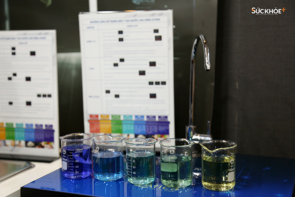 Thử nghiệm về độ pH của máy tạo ion kiềm Atica A5000 ra 5 màu nước từ vàng đến xanh tím tương ứng với độ pH từ 5.5 - 9.7