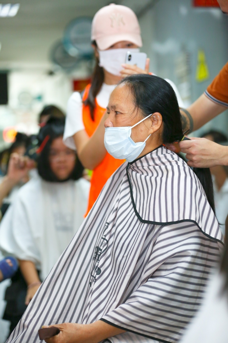 Được bạn giới thiệu về Ngày hội Hiến tóc, bà Mây (57 tuổi) hiến mái tóc dài với mong muốn các em cố gắng điều trị tốt, vượt lên bệnh tật.