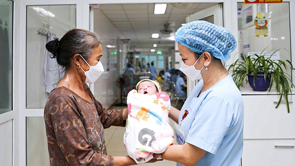 Sau hơn 3 tháng điều trị, bé gái đã tăng từ 700gr lên 2,75kg - Ảnh: Bệnh viện cung cấp