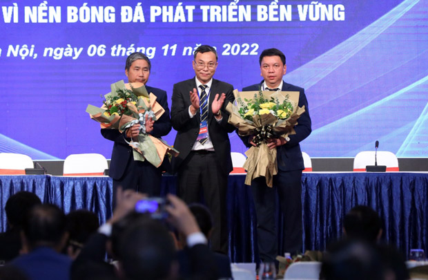 Ông Dương Nghiệp Khôi (phải) được bầu vào vị trí Tổng Thư ký thay ông Lê Hoài Anh (trái) - Ảnh: VFF