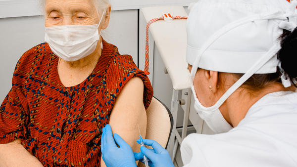 Tiêm vaccine đầy đủ giúp người lớn, đặc biệt là người cao tuổi, phòng ngừa nhiều bệnh truyền nhiễm nguy hiểm.