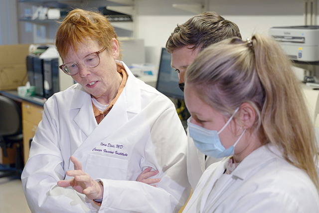 Tiến sĩ Mary Disis đang trao đổi cùng các đồng nghiệp tại phòng thí nghiệm South Lake Union (Mỹ) - Ảnh: UW