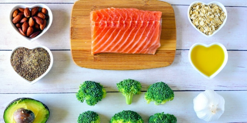 Chế độ ăn uống MIND khuyến khích ăn thực phẩm tốt cho não bộ như cá, dầu olive, các loại hạt và rau xanh