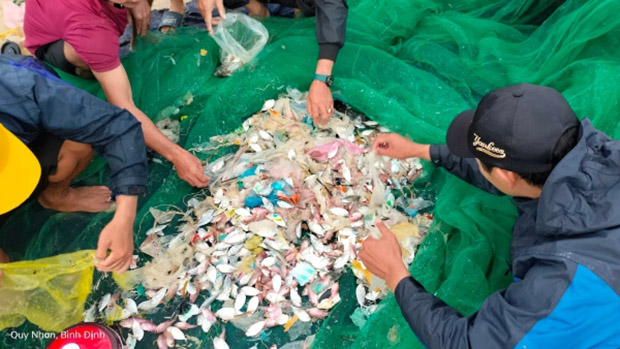 Mẻ lưới nặng trĩu rác thải nhựa của ngư dân tại làng chài Nhơn Lý - Ảnh: Mạnh Tuấn