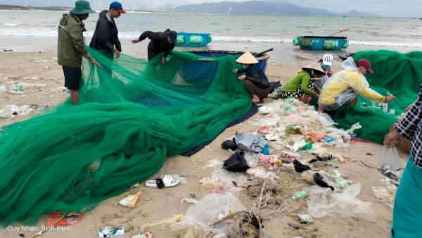 Rác thải nhựa bám vào lưới đánh bắt hải sản, nỗi ám ảnh của người dân ven biển - Ảnh: Mạnh Tuấn.