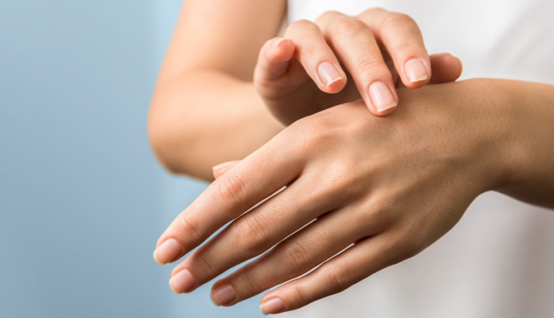 Thiếu vitamin B12 có thể dẫn đến tay bị tê