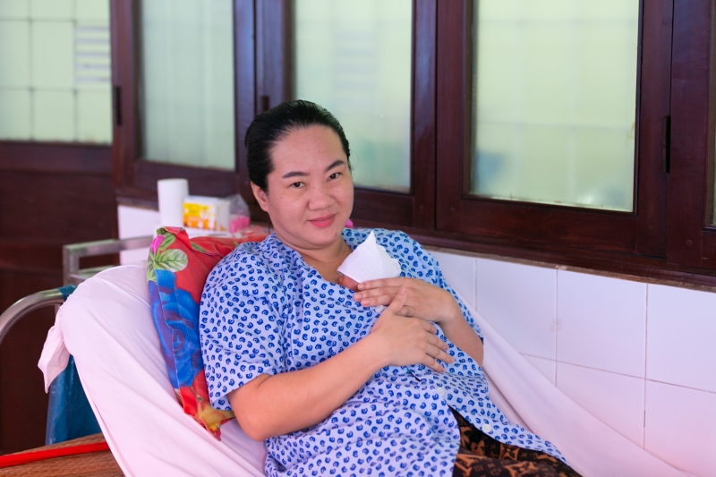 Chị Thái Thị Diễm Châu thực hiện da kề da với con gái sinh non tuần 29 theo phương pháp chăm sóc Kangaroo tại Bệnh viện Từ Dũ