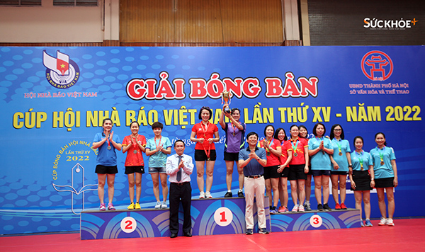 Ban tổ chức trao giải Đồng đội nữ cho các vận động viên.