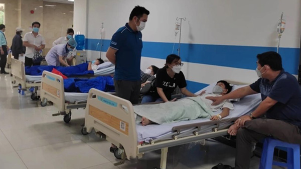 Nhiều học sinh đang điều trị tại các bệnh viện vì ngộ độc sau bữa ăn - Ảnh: Phú Khánh/Dân trí