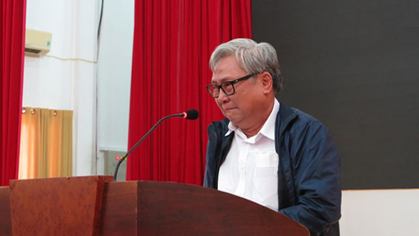 Ông Phạm Hữu Bình - Hiệu trưởng nhà trường thông tin về sự việc và xin nhận trách nhiệm trong vụ ngộ độc tập thể