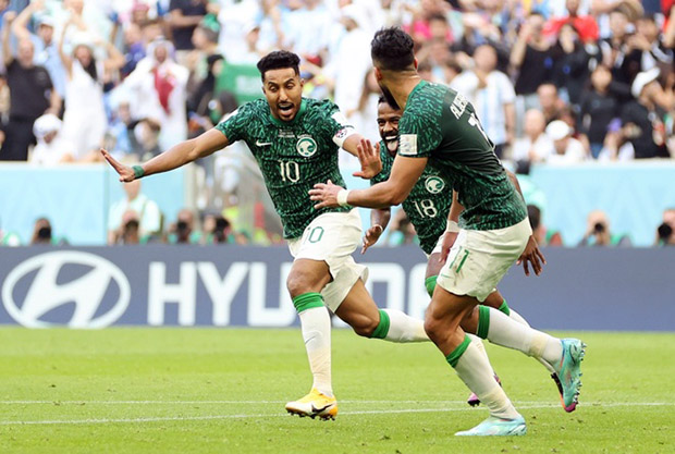 Đội trưởng của Saudi Arabia Al Dawsari ăn mừng bàn nâng tỷ số lên 2-1 cùng đồng đội
